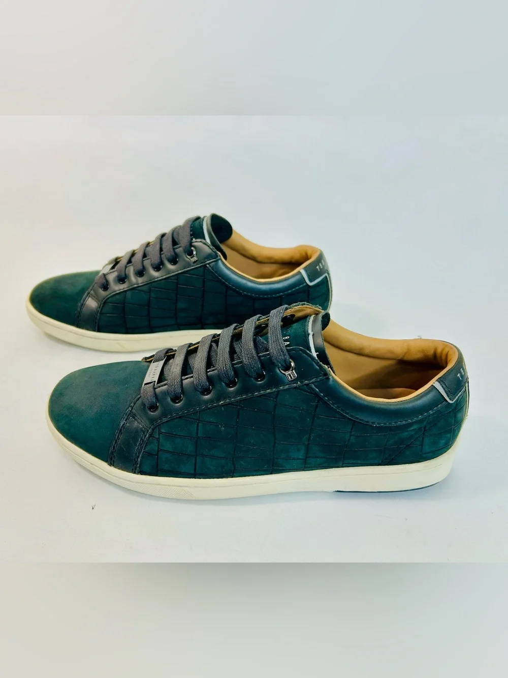 Ted Baker Borgeo Sneakers Black Nubuck Low Top Lace Up Trainer size 7 / 40